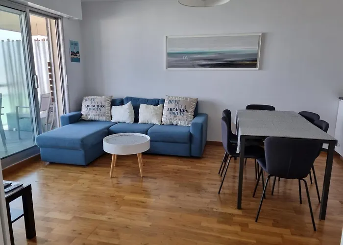 Face A La En Premiere Ligne Pour 6 Personnes Avec Menage Linge Et Wifi アパート