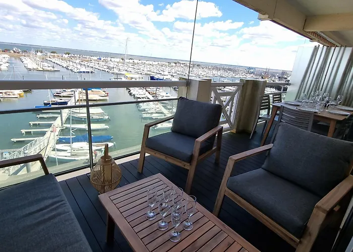 Face A La En Premiere Ligne Pour 6 Personnes Avec Menage Linge Et Wifi アパート